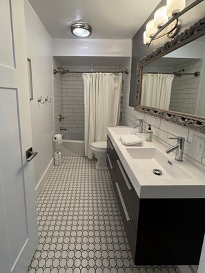 Shower, hair dryer, towels - Kapilana: Lakeshore Lookout w/Boat Rental! (Osage Beach)
