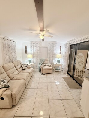 Living area - Cozy Costal Cottage in North Fort Myers (North Fort Myers)