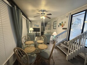 Dining - Cozy Costal Cottage in North Fort Myers (North Fort Myers)