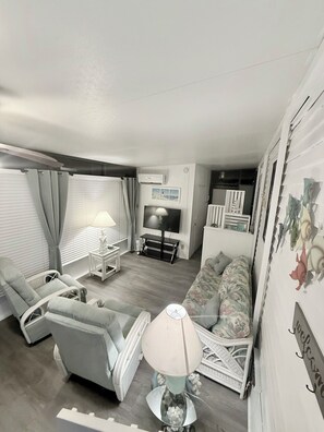 Living area - Cozy Costal Cottage in North Fort Myers (North Fort Myers)