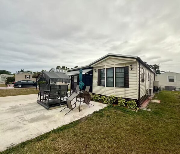 Exterior - Cozy Costal Cottage in North Fort Myers (North Fort Myers)