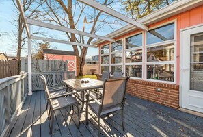 Outdoor dining - 3-Bedroom Beach Home w/ Backyard (North Beach)