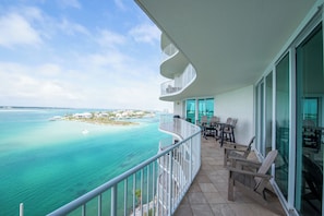 Ein Balkon mit Blick auf das Meer und eine entfernte Insel.