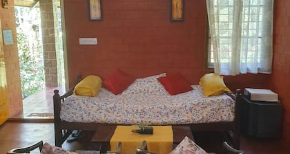 the "Farm Estate Social'- Cozy cottage in a lush serene estate