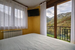 3 bedrooms, iron/ironing board, travel cot, WiFi - La Caneyona - Close to the center of Cangas de Onís (Cangas De Onis)