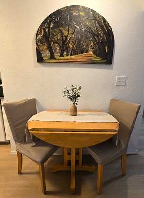 Dining - Stay EverGreen-Perfect for travelers, 2BDRM, 1BATH (Bismarck)