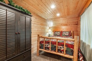 3 bedrooms, travel cot, WiFi, bed sheets - Adventure Creek Cabin | ATV Tours & Kayak Float Near Yellowstone (Island Park)
