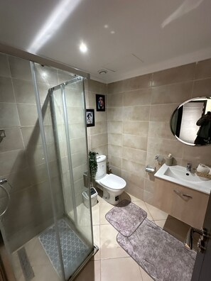 Douche, sèche-cheveux, serviettes fournies, savon