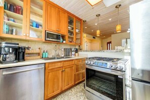 Private kitchen - 4BR Family Home + Studio, Hot Tub, BBQ, Fire Pits (San Diego)