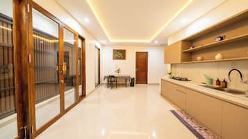 Deluxe Double Room, Balcony | Shared kitchen