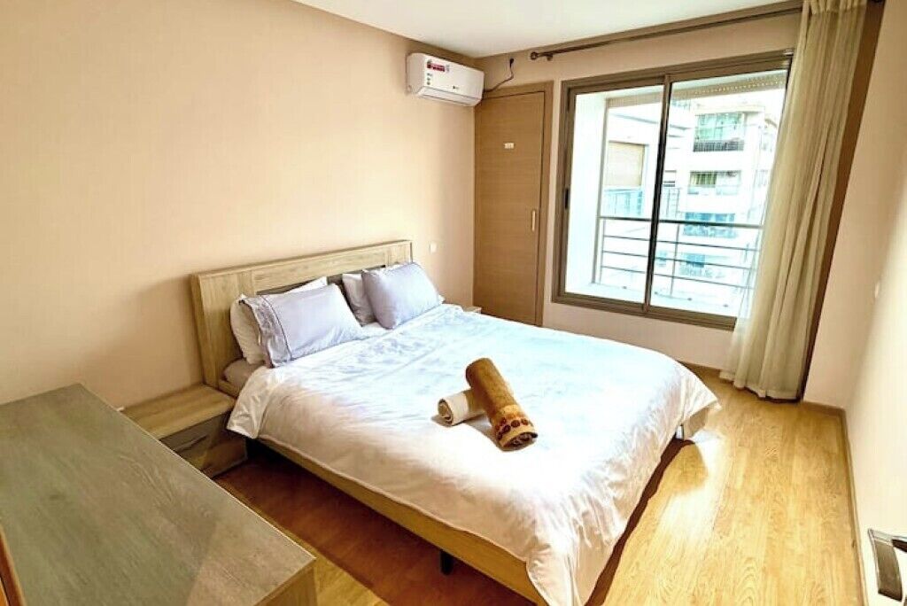 3 habitaciones, tabla de planchar con plancha, wifi y ropa de cama 
