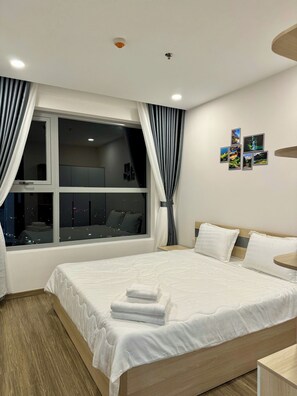Deluxe-Apartment, 2 Schlafzimmer, Balkon, Stadtblick | Schreibtisch, laptopgeeigneter Arbeitsplatz, kostenloses WLAN
