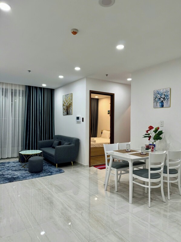 Deluxe Apartment, 2 Bedrooms, Balcony, City View | Interior