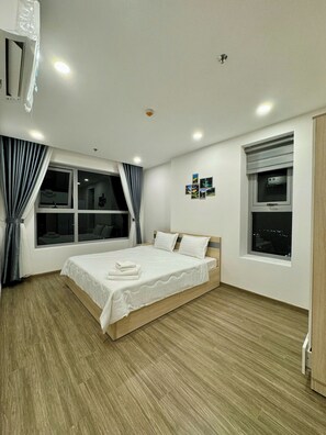 Appartamento Deluxe, 2 camere da letto, balcone, vista città | Una scrivania, postazione laptop, Wi-Fi gratuito