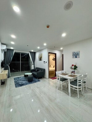 Appartamento Deluxe, 2 camere da letto, balcone, vista città | Interni