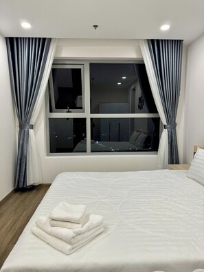Deluxe-Apartment, 2 Schlafzimmer, Balkon, Stadtblick | Schreibtisch, laptopgeeigneter Arbeitsplatz, kostenloses WLAN