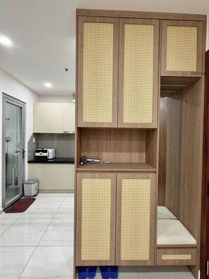 Deluxe Apartment, 1 Bedroom, Balcony, City View | Interior