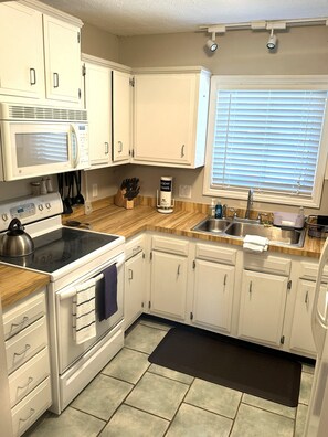 Private kitchen - The Blue Turtle: 3-bedroom, 2-bath MB townhouse w/ 5 min walk to the beach (Myrtle Beach)