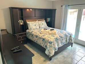 3 bedrooms, iron/ironing board, WiFi, bed sheets - The Blue Turtle: 3-bedroom, 2-bath MB townhouse w/ 5 min walk to the beach (Myrtle Beach)