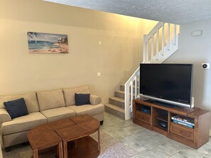Smart TV - The Blue Turtle: 3-bedroom, 2-bath MB townhouse w/ 5 min walk to the beach (Myrtle Beach)