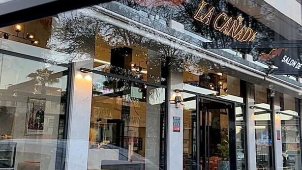 A storefront with a glass facade and a sign reading "LA CANADA". - Charming furnished apartment (Wifi Fiber 100 Mb) (Fès)