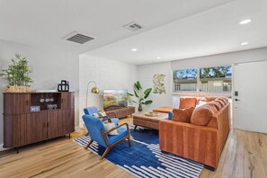 TV, books - Old Town Scottsdale Condo | Pool | Patio | Grill (Scottsdale)