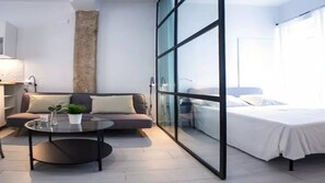 A modern hotel room with a glass partition separating the living area from the bedroom. - Apartamento Arton Dias (Rio de Janeiro)