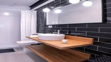 Apartment, 1 Bedroom, Accessible, Balcony | Bathroom