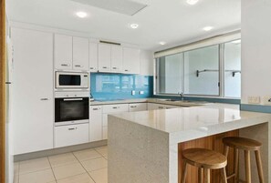 Micro-ondes, four, plaque de cuisson, bouilloire électrique