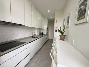Fridge, microwave, oven, stovetop - Breina II by Trip2Portugal (Porto)