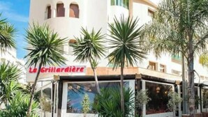 Ein Gebäude mit einem Schild, auf dem "La Grillardiere" steht.