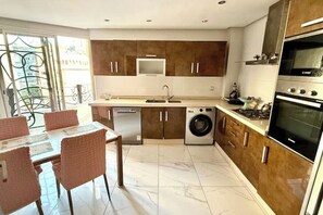 Fridge, microwave, oven, stovetop - AR Apartments (Park view-Wifi 200Mb) (Fès)
