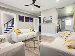 Living area - Charming 3-bedroom house with AC in pleasant Petersburg (Petersburg)