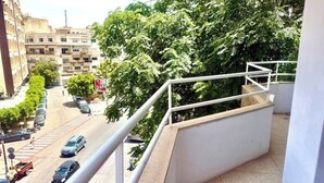 A balcony with a view of a street and buildings. - AR Apparts (city center -Wifi 100 Mb) (Fès)