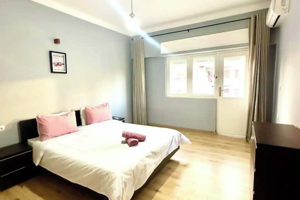3 bedrooms, iron/ironing board, WiFi (free), bed sheets