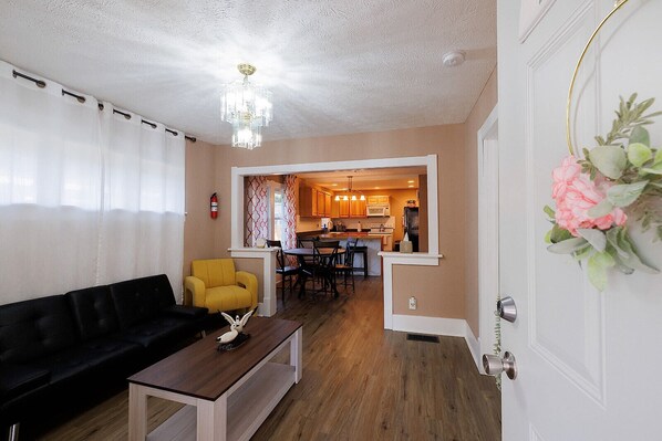Smart TV - 2-bedroom Nice & Comfy House in the City (Council Bluffs)