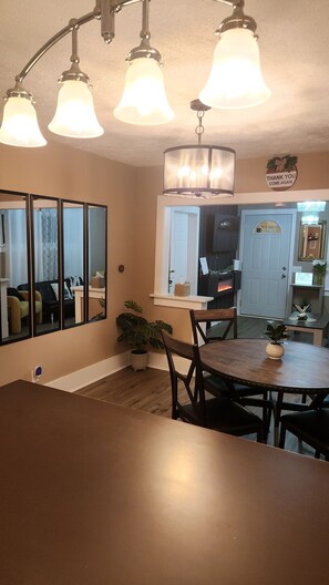 Dining - 2-bedroom Nice & Comfy House in the City (Council Bluffs)