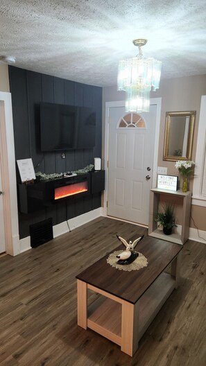Interior - 2-bedroom Nice & Comfy House in the City (Council Bluffs)