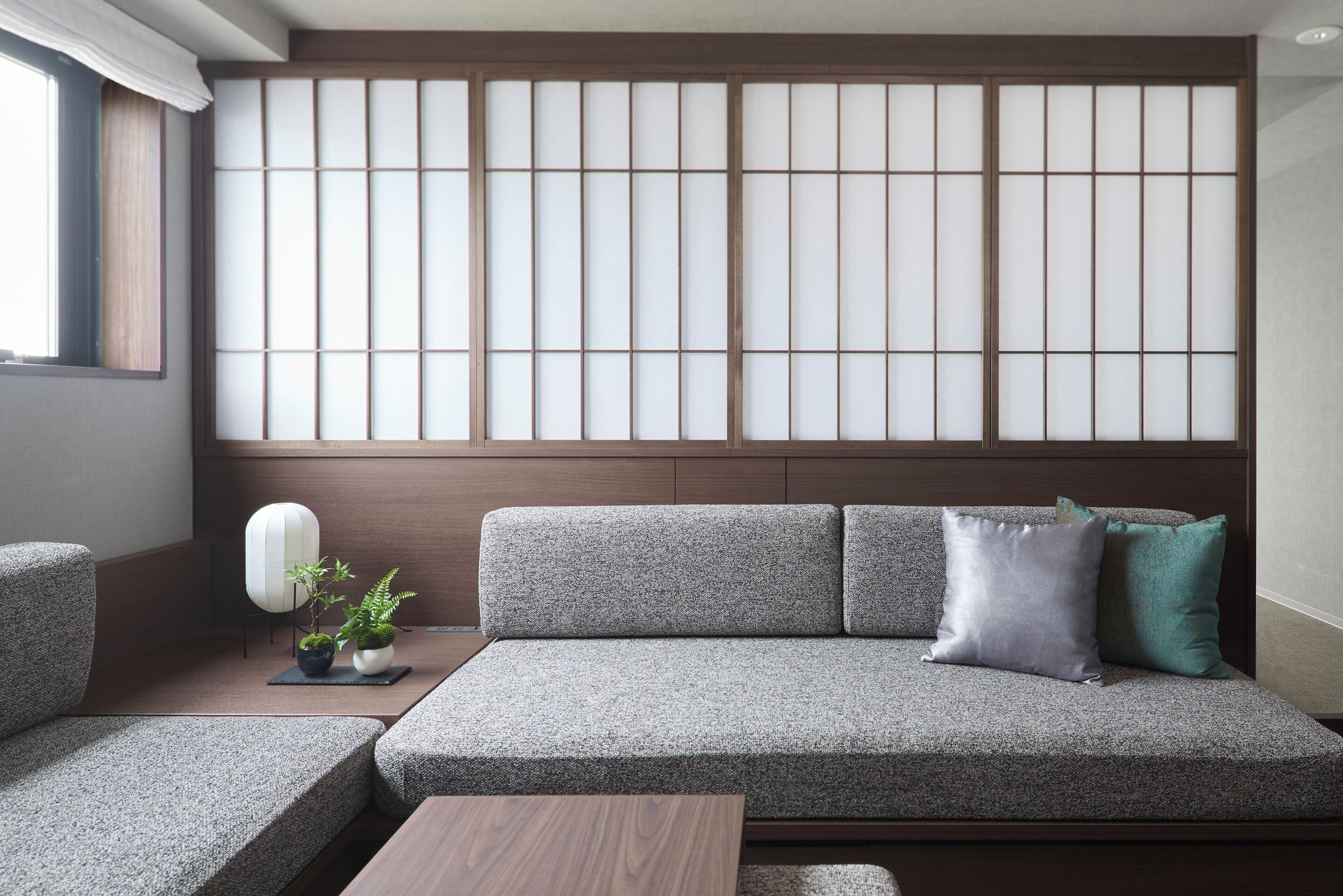 Suite, no fumadores (Grand Japanese with Hot Tub) | Zona de estar | Una televisión de pantalla plana