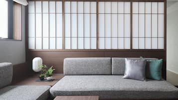 Suite, no fumadores (Grand Japanese with Hot Tub) | Zona de estar | Una televisión de pantalla plana