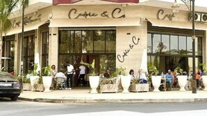 A cafe with outdoor seating and large windows. - AR Apartments downtown (Wifi 200 Mb) (Fès)