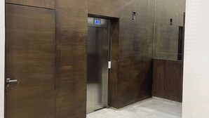 A modern elevator with a metallic interior and a digital display. - AR Apartments downtown (Wifi 200 Mb) (Fès)