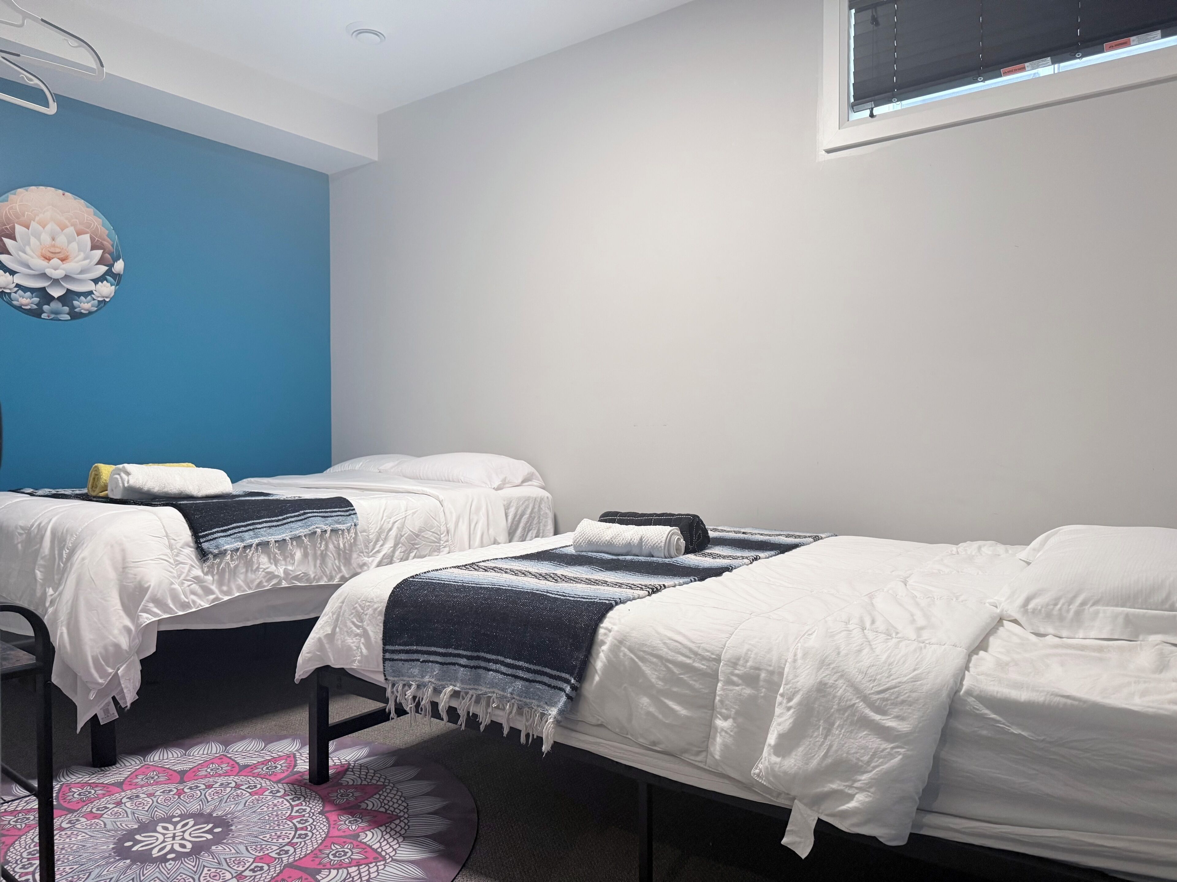 Chambre familiale, 2 grands lits, salle de bains commune | Accès au Wi-Fi (inclus), literie fournie