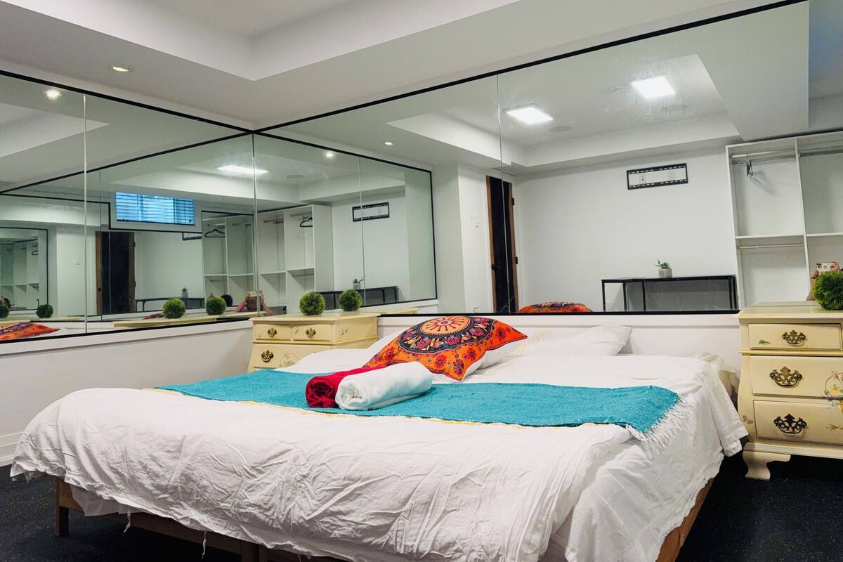 Elite Room, 1 King Bed, Shared Bathroom | Free WiFi, bed sheets
