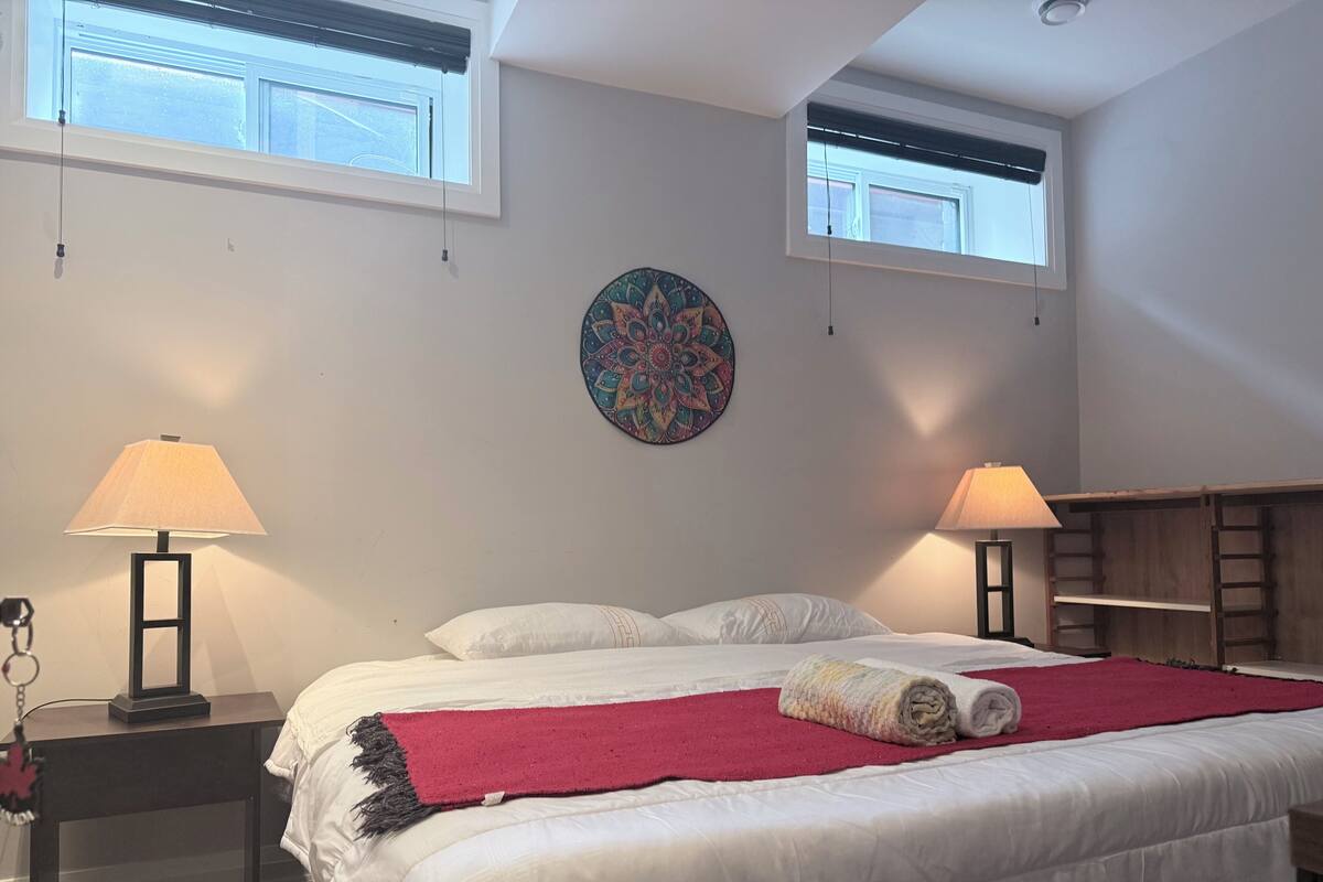 Standard Room, 1 King Bed, Shared Bathroom | Free WiFi, bed sheets