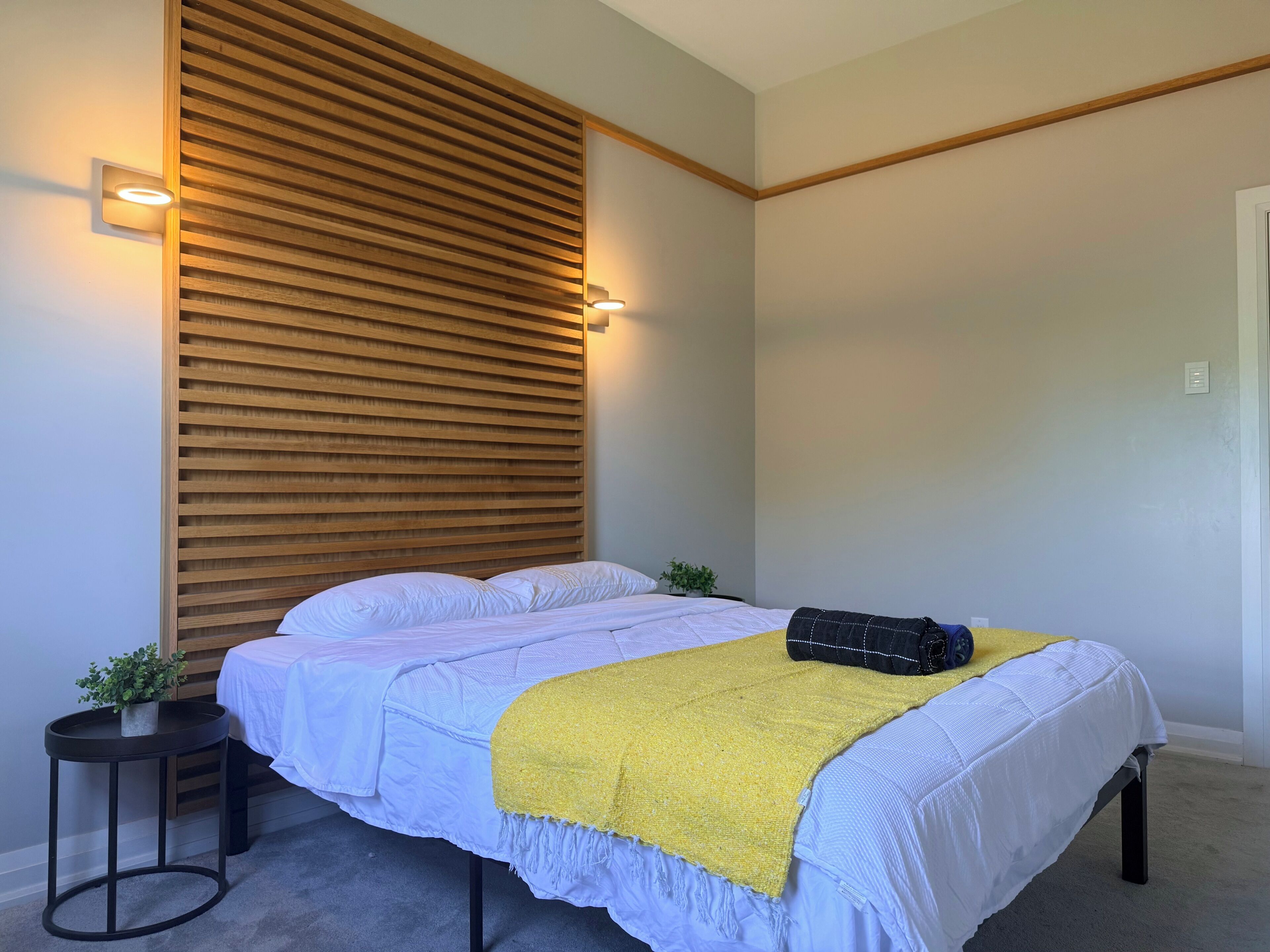 Premier Room, 1 Queen Bed, Shared Bathroom | Free WiFi, bed sheets