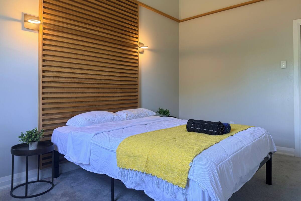Premier Room, 1 Queen Bed, Shared Bathroom | Free WiFi, bed sheets