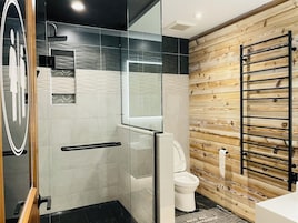 Towels, soap, shampoo, toilet paper