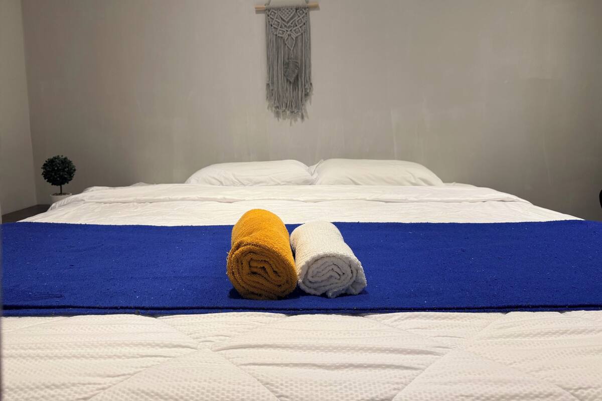 Deluxe Room, 1 King Bed, Shared Bathroom | Free WiFi, bed sheets