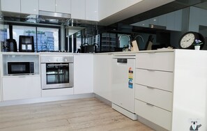 Kühlschrank, Mikrowelle, Ofen, Herdplatte